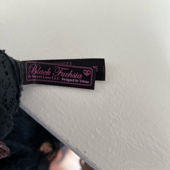 Deep charcoal gray almost black lace shape camisole - Picture 3 of 4